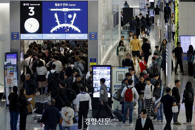 인천국제공항 제1여객터미널 출국장이 탑승객들로 붐비고 있다. 문재원 기자