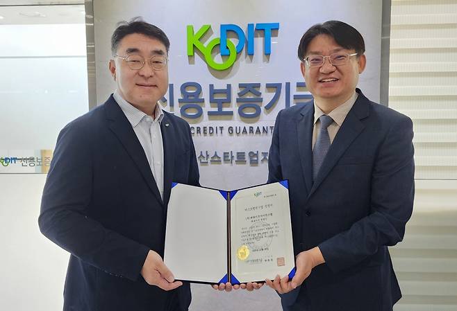 한상우 신용보증기금 부산스타트업지점 지점장(왼쪽)이 정영인 씨라이프사이언스랩 대표(오른쪽)에게 '퍼스트펭귄기업 선정서'를 전달한 뒤 기념촬영을 하고 있다./사진제공=씨라이프사이언스랩