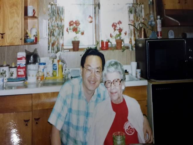 조명환 회장과 지구 반대편 미국의 에드나 어머니의 인연은 조 회장이 갓난아기때부터 시작됐다. 후원아동과 후원자의 45년간 신뢰와 사랑은 세상의 방황과 아픔과 시련을 녹일정도로 감동적인 스토리가 됐다. 오랜 기다림 끝에 만난 조 회장과 에드나 어머니의 사진. 조 회장은 사진을 제공하면서 너무 오래된 사진이라 화질이 좋지 않을 것이라고 했다. <사진제공=조명환 회장>