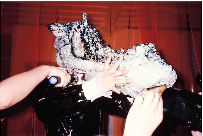 야광, <날 것의 증거>, 2024, 퍼포먼스. 사진: 홍지영, 작가 제공. ⓒ 야광 *재판매 및 DB 금지