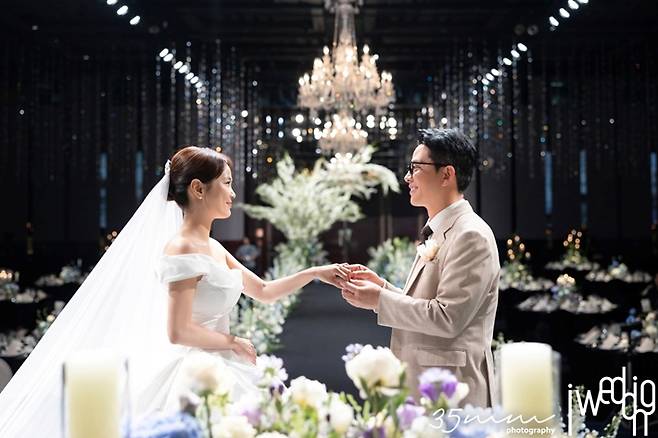 왼쪽부터 김지민, 김준호. 아이웨딩 제공