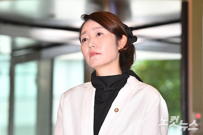 강선우 여성가족부 장관 후보자가 26일 오후 서울 종로구 이마빌딩에 마련된 인사청문회 사무실로 출근하며 소감을 밝히고 있다. 류영주 기자