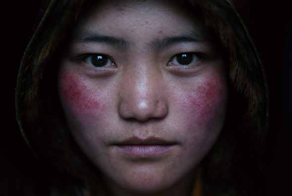 중국 쓰촨성 간쯔현 아추가르 불교학교에서 배움에 정진하는 비구니를 찍은 작품 ‘연화지정’.