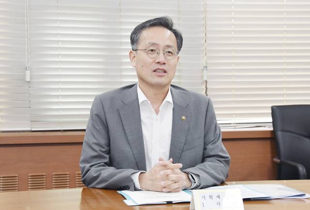 이형일 기획재정부 장관 직무대행 1차관은 14일 정부세종청사에서 ‘물가관계차관회의’를 주재하고 여름철 기상재해 대응 대책과 먹거리 품목별 가격 동향 등을 논의했다. 기재부