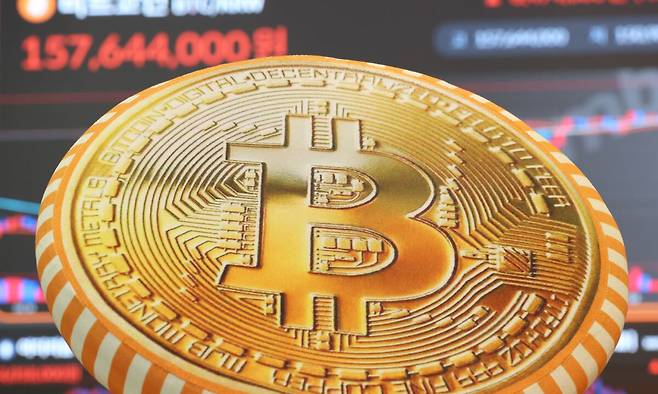 비트코인이 연일 사상 최고가를 갈아치우며 고공 행진을 이어가고 있는 11일 서울 서초구 빗썸라운지 강남본점에 가상화폐 시세가 표시돼있다. 연합뉴스