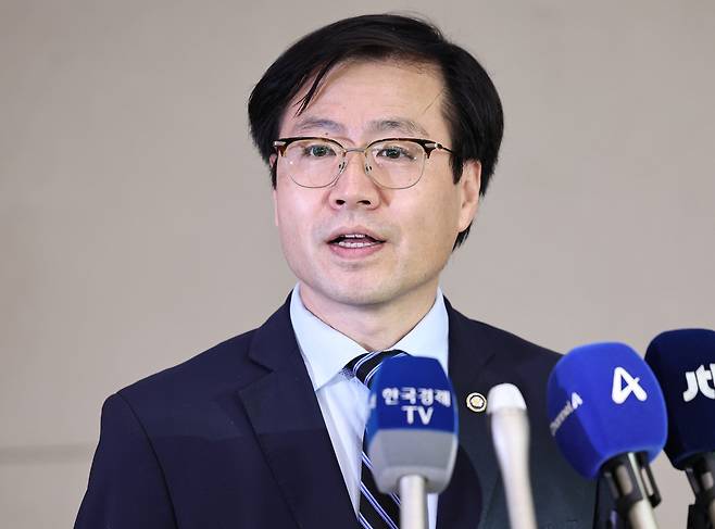 여한구 산업통상자원부 통상교섭본부장이 지난 10일 오후 인천국제공항 제2여객터미널을 통해 워싱턴D.C에서 귀국한 뒤 취재진의 질문에 답하고 있다. 뉴스1