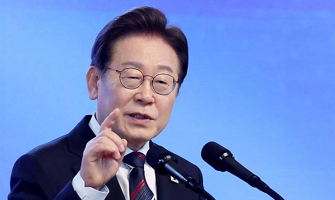 이재명 대통령이 14일 충북 진천 국가공무원인재개발원에서 5급 신임관리자과정 교육생에게 특강을 하고 있다. 대통령실통신사진기자단