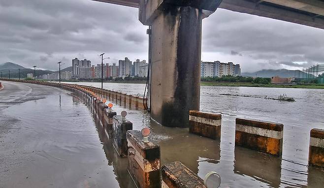 14일 오전 형산강 수위 상승으로 유림지하차도 일대가 침수된 모습. 경주시는 이날 새벽부터 해당 구간을 전면 통제한 뒤, 오전 8시쯤 통행을 전면 재개했다. 경주시 제공