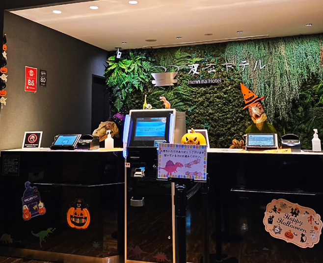 헨나호텔의 일부 지점에서는 공룡 디자인의 로봇이 체크인을 도와주는 것으로 알려졌다. 인스타그램 캡처