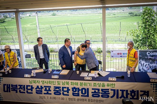 7월8일 김경일 파주시장, 최성룡 납북자 가족모임 대표, 윤후덕 더불어민주당 의원이(왼쪽에서 세 번째부터) 경기 파주시 임진각에서 열린 ‘대북 전단 살포 중단 합의 공동 기자회견’을 마친 후 인사를 나누고 있다. ⓒ시사IN 박미소