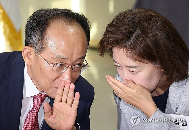 국회에서 열린 글로벌외교안보포럼 창립총회 및 기념 특강에 참석한 국민의힘 추경호 원내대표와 당권주자인 나경원 의원이 대화하고 있다. ⓒ연합뉴스