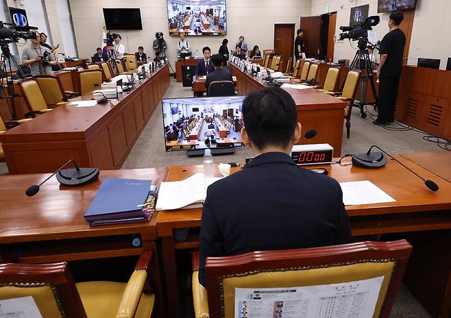 14일 서울 여의도 국회 과학기술정보방송통신위원회 전체 회의에서 열린 인사청문회에서 여야의원들이 퇴장한 가운데 배경훈 과학기술정보통신부 장관 후보자가 대기하고 있다. ⓒ연합뉴스