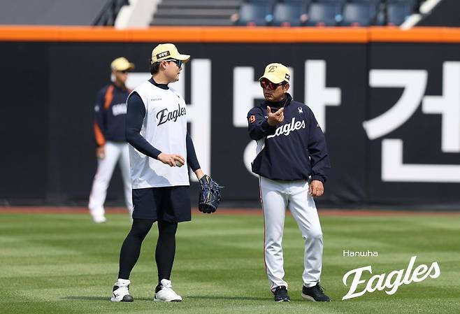 한화 양상문 투수코치(오른쪽)와 한승혁. 사진제공|한화 이글스