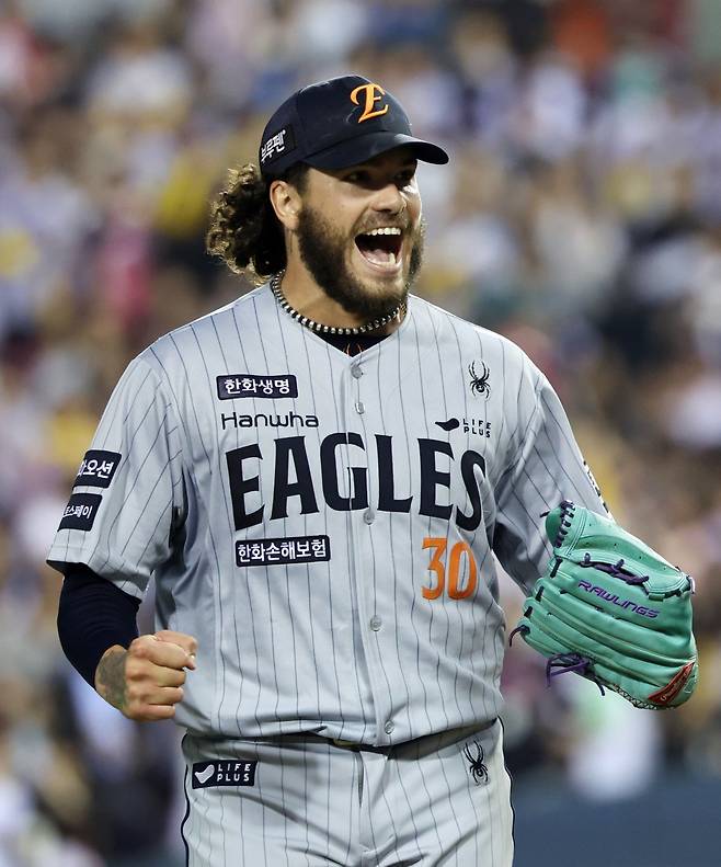 한화 코디 폰세는 전반기를 1점대 ERA로 마쳤다. 그가 2010년 류현진 이후 처음으로 규정이닝 1점대 ERA로 시즌을 마무리할 수 있을지에 관심이 쏠린다. 규정이닝 1점대 ERA는 KBO리그 역사를 통틀어도 총 26회밖에 나오지 않은 기록이다. 뉴시스