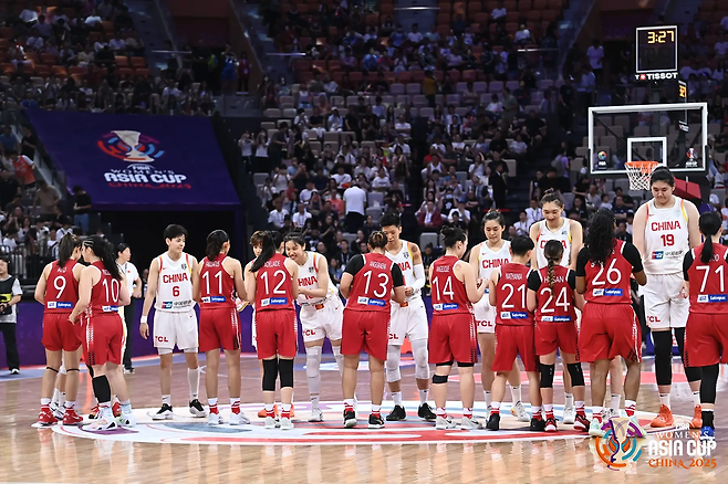 중국 여자농구 대표팀 선수들과 인도네시아 선수들이 13일 아시아컵 경기 후 인사를 나누고 있다. FIBA SNS