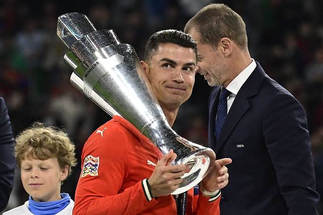 UEFA 네이션스리그를 우승 트로피를 들고 있는 호날두. AFP연합뉴스