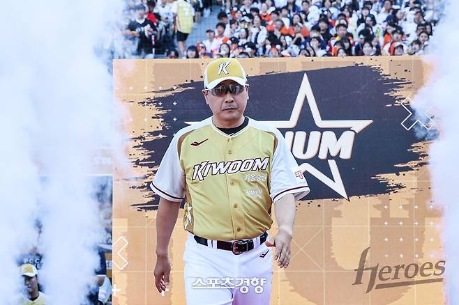 홍원기 전 키움 감독이 지난 올스타전에 참석해 그라운드로 입장하고 있다. 키움히어로즈 제공