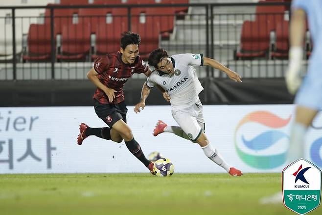 13일 부천종합운동장에서 열린 부천FC 최재영과 김포FC 윤재운의 경합 상황. 이 장면에서 최재영은 윤재운의 유니폼을 잡아 당기다 결국 페널티 박스 안에서 넘어졌지만, 주심은 페널티킥을 선언하지 않은 뒤 온 필드 리뷰를 거친 뒤에도 원심을 유지했다. 이 경기 역시 VAR PA 대상경기가 아니라 주심은 판정 이유를 따로 설명하지 않았다. /사진=한국프로축구연맹 제공