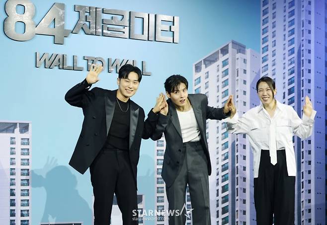 배우 서현우, 강하늘, 염혜란이 14일 오전 서울 중구 앰배서더 서울 풀만 호텔에서 진행된 넷플릭스 오리지널 영화 '84 제곱미터' 제작발표회에 참석해 포즈를 취하고 있다. 84제곱미터 아파트로 내 집 마련에 성공한 영끌족 우성이 정체를 알 수 없는 층간소음에 시달리며 벌어지는 예측불허 스릴러 '84 제곱미터'는 오는 18일 공개된다. /2025.07.14 /사진=이동훈 photoguy@