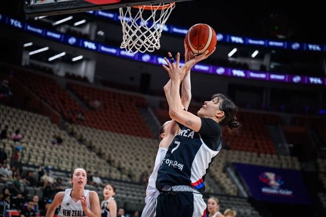 박지수의 골밑슛 장면. /사진=FIBA 공식 홈페이지