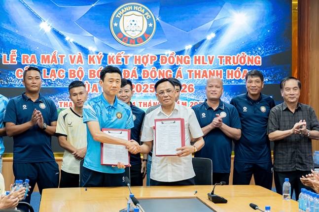 최원권 감독의 계약 체결식 장면. /사진=디제이매니지먼트