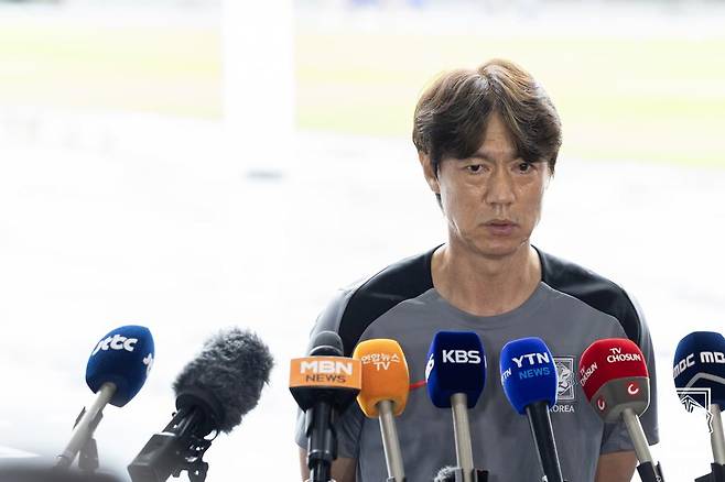 인터뷰 중인 홍명보 축구대표팀 감독. /사진=대한축구협회 제공