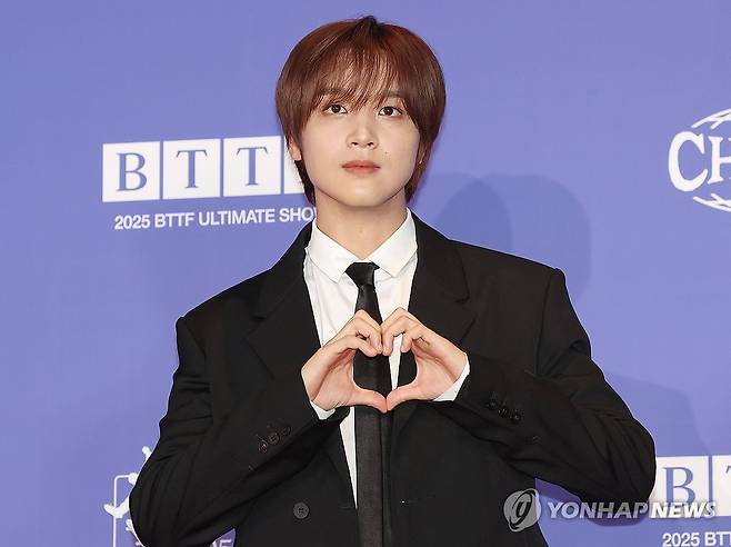 하트 만드는 해찬 (서울=연합뉴스) 이재희 기자 = 그룹 엔시티 드림(NCT DREAM)의 해찬이 14일 서울 송파구 롯데시네마 월드타워점에서 열린 다섯 번째 앨범 '고 백 투 더 퓨처' 제작 발표회에 참석, 포즈를 취하고 있다. 2025.7.14 scape@yna.co.kr
