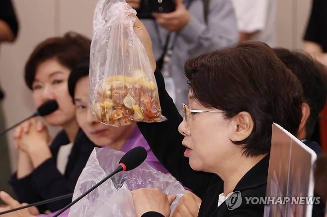 청문회장에 등장한 음식물 쓰레기 (서울=연합뉴스) 김주성 기자 = 국민의힘 이달희 의원이 14일 국회 여성가족위원회에서 열린 강선우 여성가족부 장관에 대한 인사청문회에서 음식물 쓰레기를 들어보이며 갑질 의혹 관련해 질문하고 있다. 2025.7.14 utzza@yna.co.kr