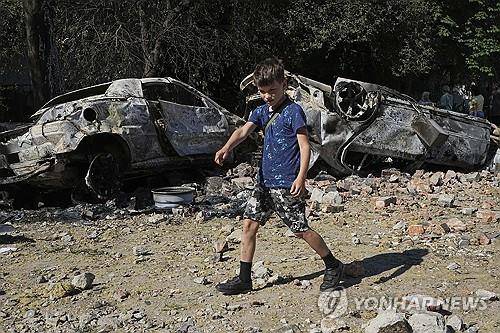 러시아 공격받은 우크라이나 키이우 (AP=연합뉴스) 지난 4일(현지시간) 우크라이나 수도 키이우의 한 지역에 러시아 드론과 미사일 공격을 받은 뒤 파손된 자동차들과 다른 잔해들이 흩어져 있다.