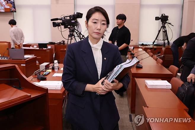 오전 청문회 마친 강선우 후보자 (서울=연합뉴스) 김주성 기자 = 강선우 여성가족부 장관 후보자가 14일 국회 여성가족위원회에서 열린 인사청문회가 오전 질의를 마치고 정회되자 청문회장을 나가고 있다. 2025.7.14 utzza@yna.co.kr