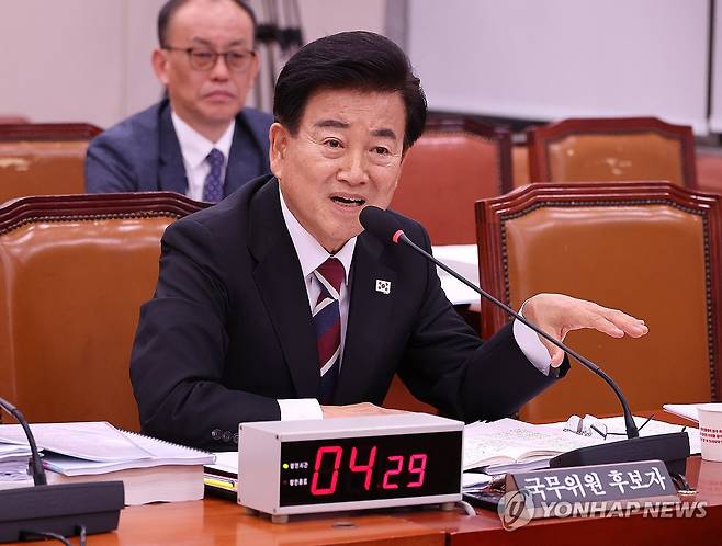 질의에 답변하는 정동영 통일부 장관 후보자 (서울=연합뉴스) 김주형 기자 = 정동영 통일부 장관 후보자가 14일 국회 외교통일위원회에서 열린 인사청문회에 출석해 의원 질의에 답변하고 있다. 2025.7.14 kjhpress@yna.co.kr