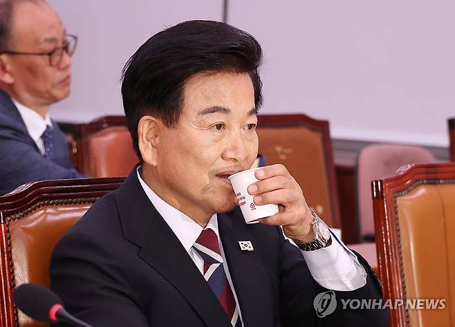 목 축이는 정동영 통일부 장관 후보자 (서울=연합뉴스) 김주형 기자 = 정동영 통일부 장관 후보자가 14일 국회 외교통일위원회에서 열린 인사청문회에 출석해 물을 마시고 있다. 2025.7.14 kjhpress@yna.co.kr