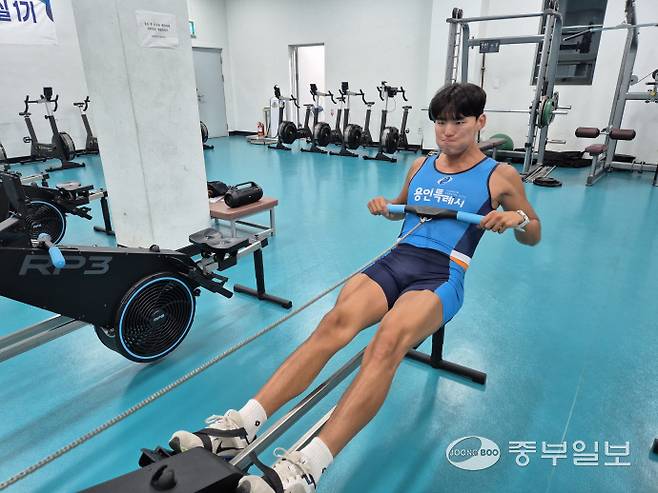 14일 용인조정경기장 실내훈련장에서 이종희(용인시청)이 로잉머신에 앉아 체력 운동을 진행하고 있다. 이건우기자