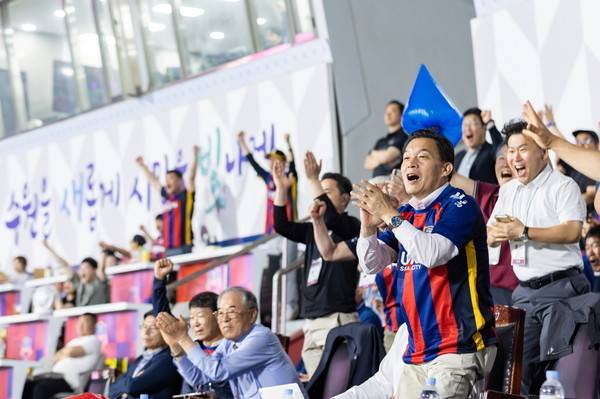 이재준 수원시장과 수원시민이 수원FC 경기를 보며 환호하고 있다.