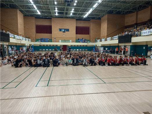 '2025 대전시 서구청장배 줄넘기대회' 참가자들이 7월 13일 도솔다목적체육관에서 기념 촬영을 하고 있다.(사진=대전 서구체육회 제공)