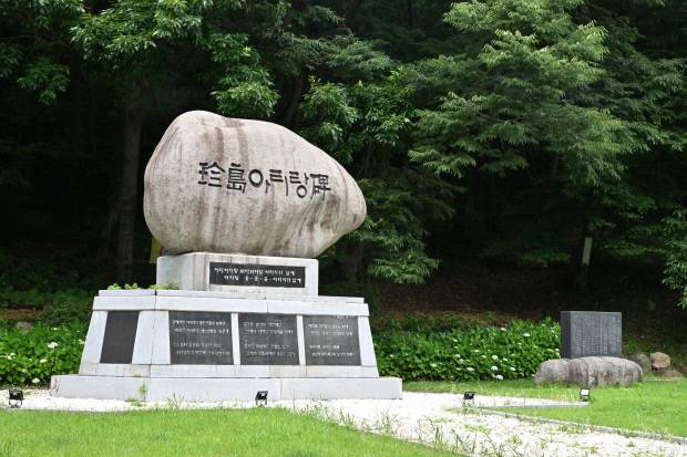 의신면 사천리 첨찰산 남쪽 기슭에 세워진 ‘珍島(진도)아리랑碑(비)’. <최현배 기자>