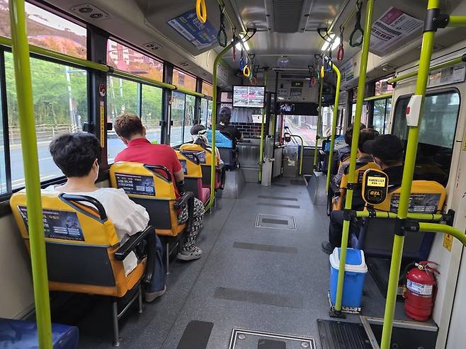 15일 첫 번째로 출발한 731번 버스 내 시민들이 탑승해 있다.