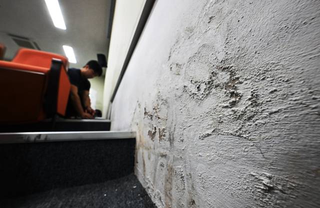 15일 창원시 마산지혜의바다 도서관 1층 테마별체험공간내 시청각실로 운영되는 구암홀 벽면이 누수의 흔적으로 얼룩져 있다./김승권 기자/