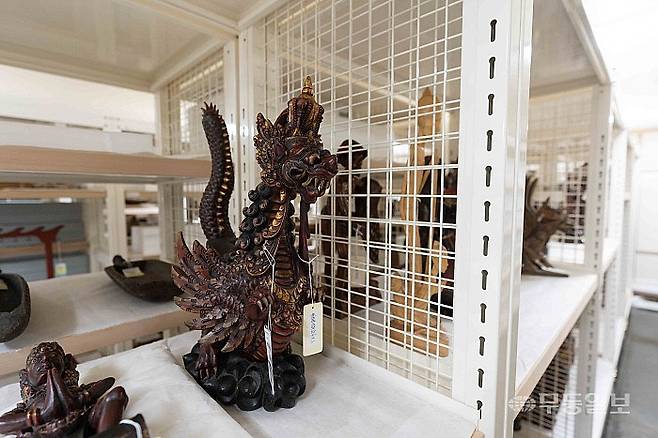 ACC 수장고4에 보관 중인 나무 조각상.ACC 제공