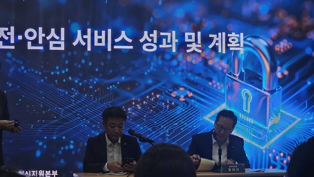 KT AX혁신지원본부장 이병무 상무(왼쪽)와 KT 정보보안실장 황태선 상무(오른쪽)가 브리핑에서 기자단 Q&A를 받고 있다. /사진=비즈워치