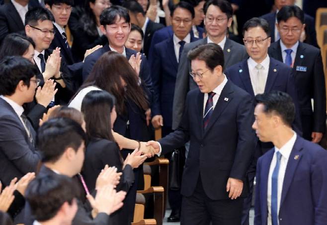 이재명 대통령이 14일 70기 5급 신임관리자과정 교육생에게 '국민주권시대, 공직자의 길'을 주제로 특강을 하기 위해 충북 진천 국가공무원인재개발원 강당에 입장하며 참석자와 인사하고 있다.(사진=연합뉴스)
