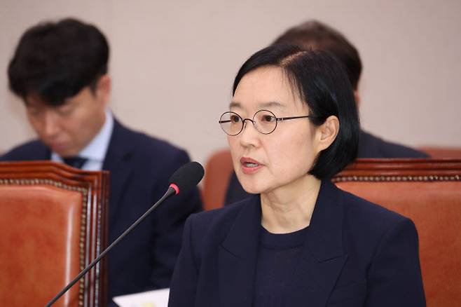 한성숙 중소벤처기업부 장관 후보자가 15일 서울 여의도 국회 산업통상자원중소벤처기업위원회 전체회의에서 열린 인사청문회에서 의원 질의에 답변하고 있다. (사진=연합뉴스)