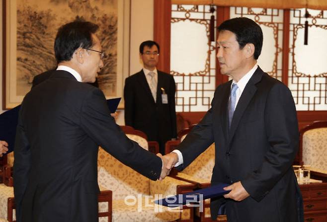 이명박 당시 대통령이 지난 2010년 9월 8일 오전 청와대에서 민병환 당시 국가정보원 2차장에게 임명장을 주고 있다.(사진=연합뉴스)