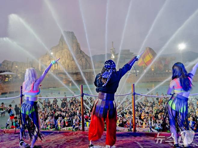 롯데워터파크 여름 시즌 공연 '자이언트 웨이브 페스타' (롯데워터파크 제공. 재판매 및 DB 금지)