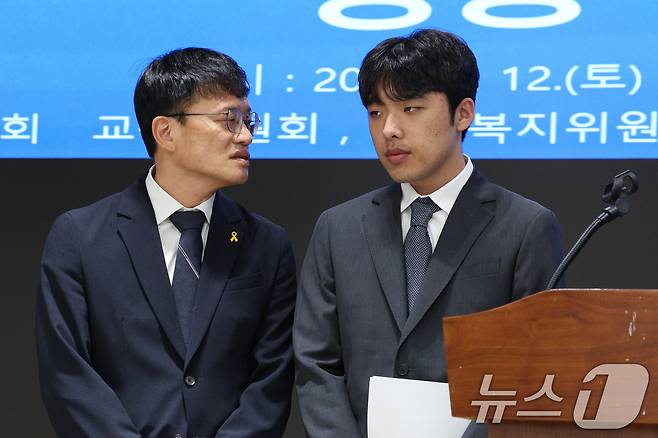 박주민 국회 보건복지위원장(왼쪽)과 이선우 대한의과대학·의학전문대학원학생회 비상대책위원장이 12일 오후 서울 용산구 대한의사협회에서 의과대학 교육 정상화를 위한 공동 성명서 발표에서 대화하고 있다. 2025.7.12/뉴스1 ⓒ News1 신웅수 기자