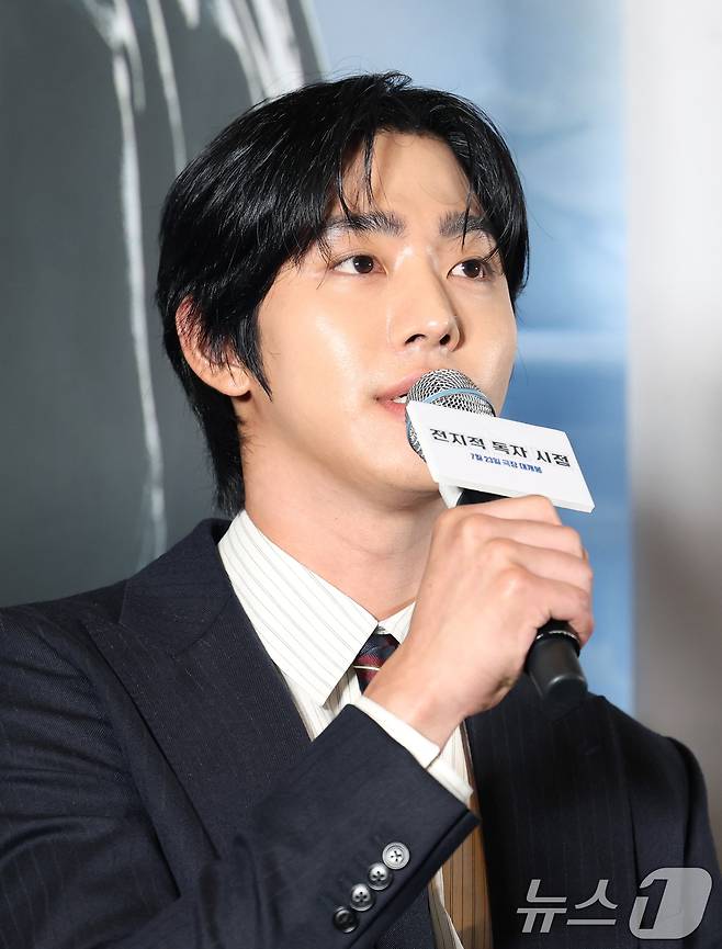 배우 안효섭이 15일 서울 코엑스 메가박스에서 열린 영화 '전지적 독자 시점‘(감독 김병우) 언론 시사회에 참석해 인사말을 하고 있다. '전지적 독자 시점'은 10년 이상 연재된 소설이 완결된 날 소설 속 세계가 현실이 되어 버리고, 유일한 독자였던 ‘김독자’가 소설의 주인공 ‘유중혁’ 그리고 동료들과 함께 멸망한 세계에서 살아남기 위한 판타지 액션 영화다. 2025.7.15/뉴스1 ⓒ News1 권현진 기자