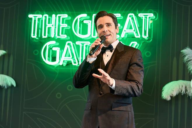 뮤지컬 '위대한 개츠비'에서 주인공 '제이 개츠비' 역을 맡은 배우 매트 도일이 15일 서울 서초구 무드서울에서 열린 서울 론칭 쇼케이스에서 '포 허'(For Her)를 부르고 있다.(오디컴퍼니 제공)