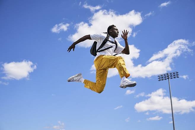 한 모델이 언더아머가 출시한 UA 노웨이 백팩의 기능성을 극대화한 포즈를 취하고 있다. 사진 | 언더아머