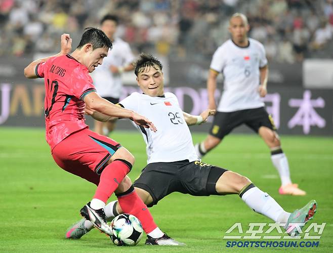 7일 축구대표팀이 용인미르스타디움에서 동아시안컵 중국과 첫 경기를 펼쳤다. 힘차게 돌파를 시도하고 있는 이동경. 용인=송정헌 기자songs@sportschosun.com/2025.07.07/