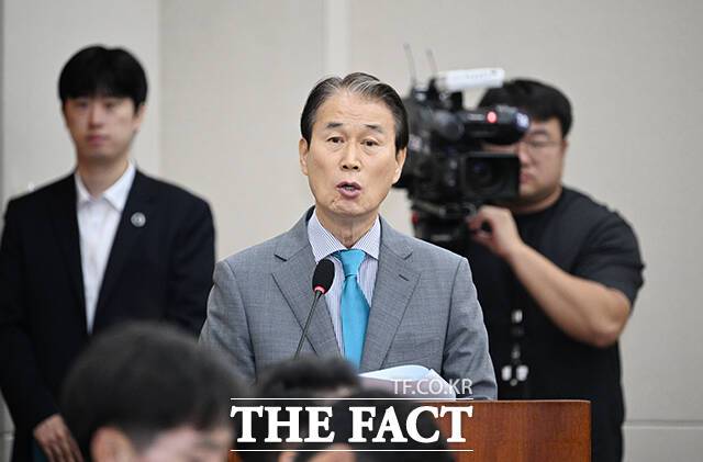 권오을 국가보훈부 장관 후보자가 15일 오전 서울 여의도 국회 정문위원회에서 열린 인사청문회에 참석해 인사말을 하고 있다. /국회=박헌우 기자